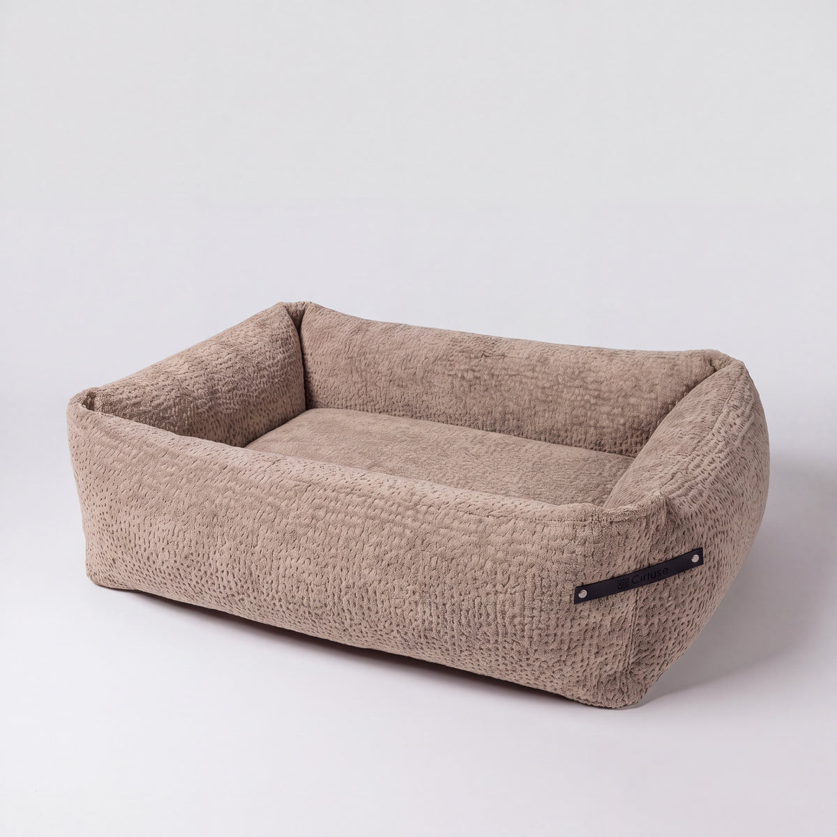 Legowisko ortopedyczne Canise Velora w kolorze Beige, widok 3/4 na jasnoszarym tle.